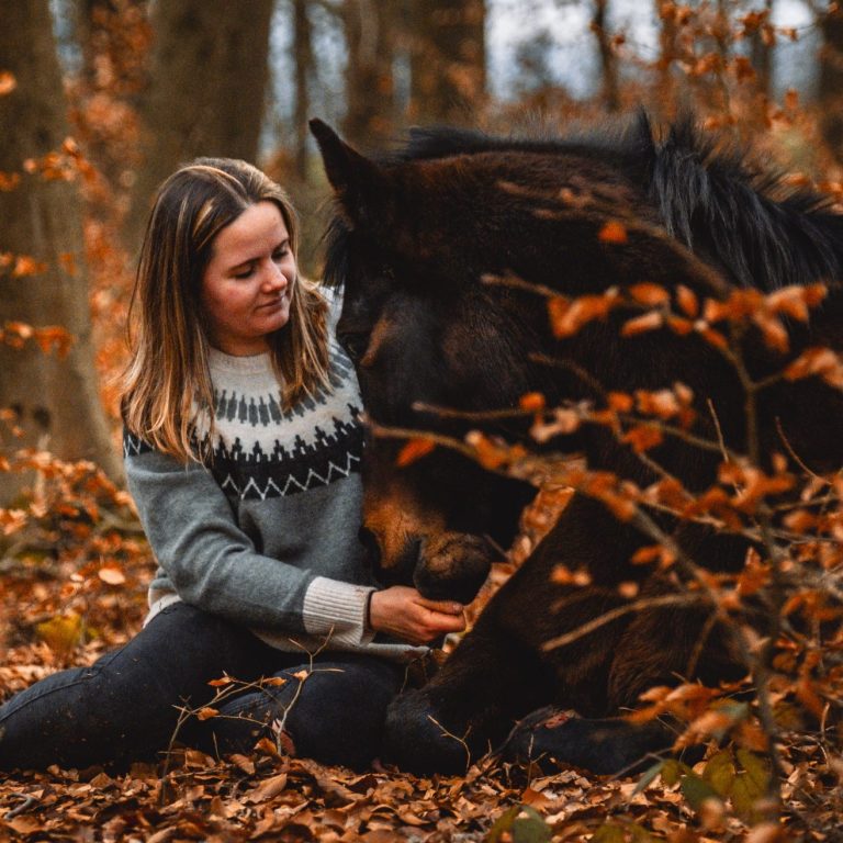 Frau und Pferd bei emotionalem Fotoshooting
