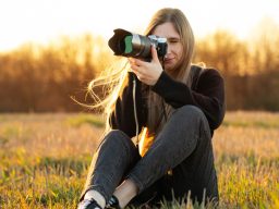 Frau und Hund auf Wiese Fotografie